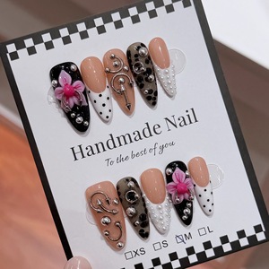 Uñas postizas reutilizables rojas francesas 3D talladas a mano con diseño de almendra, con perlas <span class=keywords><strong>y</strong></span> detalles dorados, para mayoristas de productos de belleza. - Product Image 6
