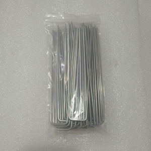 Paquete <span class=keywords><strong>de</strong></span> 100 Grapas en Forma <span class=keywords><strong>de</strong></span> U Galvanizadas <span class=keywords><strong>de</strong></span> 6 Pulgadas para Césped Artificial, Pasadores para Césped - Product Image 2