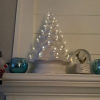 Großer Weißer Keramik-Weihnachtsbaum mit Handbemalten Verzierungen und Beleuchtung, 39,5 cm Hoch, Festliche Dekoration