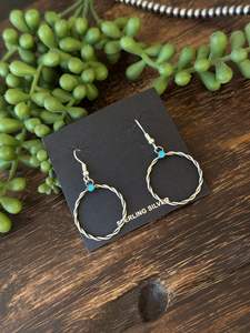 Pendientes Colgantes de Plata de Ley y Turquesa Kingman Hechos a Mano por los Navajo, Joyería para Mujer, Regalo - Product Image 2