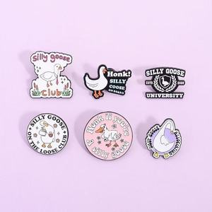 Al por mayor: Broches <span class=keywords><strong>de</strong></span> metal esmaltados con forma <span class=keywords><strong>de</strong></span> ganso divertido, <span class=keywords><strong>de</strong></span> la serie <span class=keywords><strong>de</strong></span> animales <span class=keywords><strong>de</strong></span> dibujos animados, tipo insignia, recuerdo, regalos, en buen stock - Product Image 2