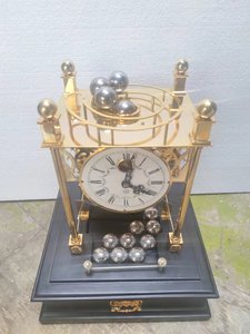 Horloge de table à mouvement mécanique en laiton doré 24 carats, à gravité, avec boule tombante visible, plateforme d'échappement et base à tiroir - Product Image 3