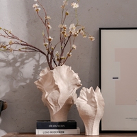 Vase en céramique sculpté fait main, forme ondulée organique, finition crème mate, décor minimaliste Wabi-Sabi pour salon et studio d'art