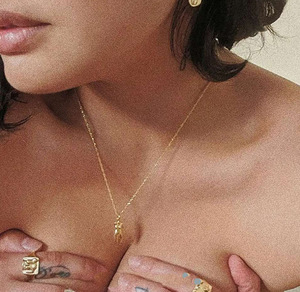 Collana con Ciondolo a Forma di Corpo Femminile Astratto in Acciaio Inossidabile Dorato, Regalo Unico per Donne - Product Image 4