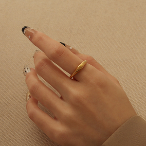Anillo de Sello con Corazón, Elegante, Clásico, Delicado, Moderno y de Lujo, en Acero Inoxidable con Baño de Oro de 18K, Unisex, Joyería May Aigs - Product Image 4