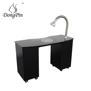 Mesa de manicura Dongpin con doble gabinete, superficie de vidrio templado y lámpara para uso en salón. - Product Image 4