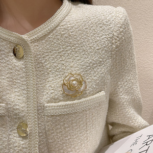 Vintage Französischer Stil Perlen-Kamelie Corsage Elegante Duftende Brosche Hochwertige Damen-Exklusiv-Accessoires für Anzüge - Product Image 4