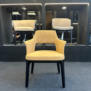 Fauteuil d'appoint contemporain unique à dossier ouvert en similicuir avec accoudoirs à oreilles, structure en bois noir pour café commercial - Product Image 1
