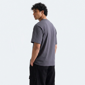 เสื้อยืดคอกลมแขนสั้นสีเทาเข้มสำหรับผู้ชาย ทรงโอเวอร์ไซส์ สวมใส่สบาย ผลิตจากผ้าฝ้าย 100% ระบายอากาศได้ดี เป็นมิตรต่อสิ่งแวดล้อม - Product Image 3