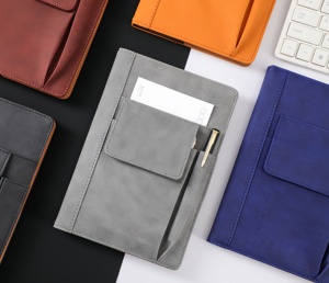 Quaderno con Copertina Rigida Formato A5, con Tasche Frontali <span class=keywords><strong>e</strong></span> Porta Penna, Carta Spessa 80gsm, 200 Pagine a Righe, Ricaricabile, per Riunioni - Product Image 1
