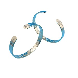 Bracelet en acier inoxydable en forme de C avec gravure de flèche, bijou unisexe, cadeau, fabriqué à Dongguan - Product Image 5
