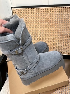 High-quality luxurious designer-made warm boots for women, stylish and suitable for outdoor wear. - Product Image 4