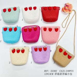 Borsa Intrecciata Stile Fragola 12x14cm per Bambini con Decorazioni a Forma di Fragola - Product Image 2