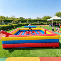 Arène de combat rectangulaire gonflable d'extérieur pour deux joueurs, jeu interactif de joute gonflable avec bâtons de gladiateur