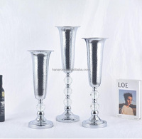 Vases décoratifs en métal martelé doré avec boule de cristal, supports de fleurs pour centres de table de mariage et décoration de fête, vente en gros
