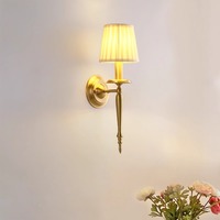 Applique murale simple en cuivre antique avec abat-jour en tissu plissé vertical pour chambre, hôtel, villa, gîte, décoration intérieure