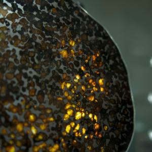 פרוסת מטאוריט ברזל אוליבין קנייתי חום טבעי באיכות גבוהה, אבן חן גולמית, אוליבין פלזיט, טרנד אופנה, מתנת חתונה - Product Image 4