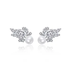 LUOTEEMI韩式花朵耳钉镀金珍珠耳环，配以闪亮的CZ锆石，适合新娘婚礼