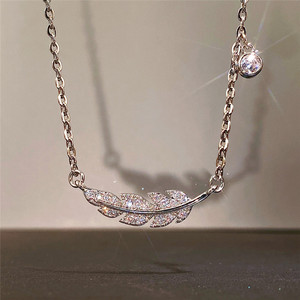 Collana con Ciondolo a Piuma in Argento 925 Placcato Oro 18K con Cristalli e Strass, Stile Romantico per Uso Quotidiano Femminile - Product Image 1