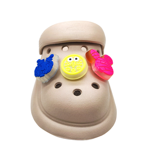 Breloques <span class=keywords><strong>lumineuses</strong></span> LED pour chaussures, s'allume pour sabots avec interrupteur marche/arrêt à bouton-poussoir, anti-vibration, économie d'énergie, accessoire d'été - Product Image 4