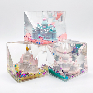 ที่ใส่ปากกาอะคริลิค OEM รูปทรงพีระมิดคริสตัล ของสะสมตกแต่งโต๊ะทำงาน ดีไซน์ปราสาทในฝัน ที่ใส่ปากกาแบบมีของเหลว - Product Image 3