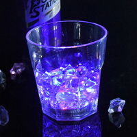 Bunte blinkende LED-Glas-Martini-Tasse für Feiertage für Weihnachten Thanksgiving Vatertag Valentinstag Partys Bar Supply