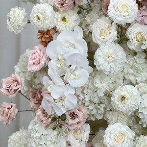 Columnas de Flores Artificiales de Seda Rosa y Blanca, Realistas y Modernas, Personalizables, para Decoraciones y Telones de Fondo de Bodas en Interiores y Exteriores - Product Image 4