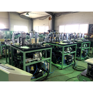 Machine de fabrication de barquettes alimentaires entièrement automatique, 40 pièces/min, collage à quatre points, moteur à roulement, jetable, pour emballage de salades et de viandes à emporter - Product Image 1