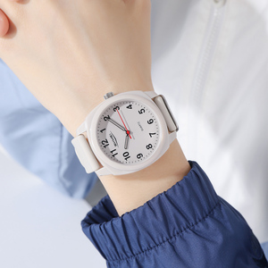 Nuevo Reloj de Diseño Elegante con Movimiento de Cuarzo, Cristal de Resina, Caja de ABS, Correa de Silicona, Hebilla de Aleación y Esfera con Indicadores - Product Image 3