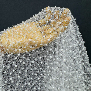 Witte, geknoopte, geborduurde polyester bruidsjurkstof met kralen, slijtvast, met kant en mesh. - Product Image 1