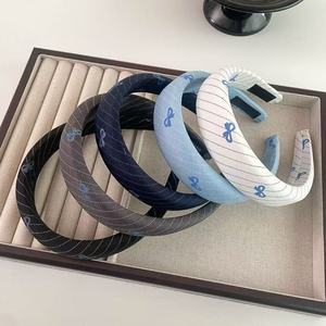 Vente en gros de bandeaux bleu à carreaux pour maquillage, bandeau rembourré en éponge à rayures, bandeau pour cheveux, bandeau en tissu à fleurs pour femmes et filles - Product Image 2