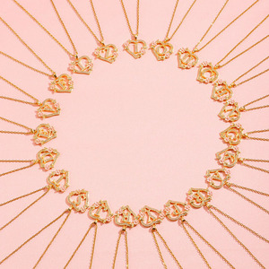 Collier chaîne avec pendentif lettre initiale en forme de cœur floral, style gothique anglais ancien, plaqué or 18 carats, pavé de zirconiums cubiques, pour femme, modèle NZ1695 - Product Image 4