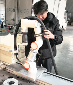 Collaboratieve lasrobotarm met een draagvermogen van 5 kg en een programmeerconsole. - Product Image 3