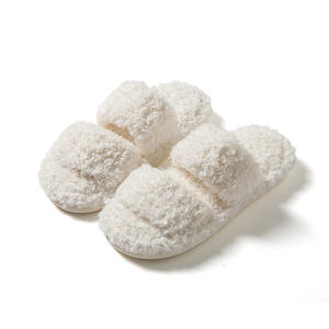 Vente en gros de pantoufles en fourrure à semelle en PVC pour femmes, matériau supérieur en peluche, pantoufles personnalisées pour femmes en promotion - Product Image 3