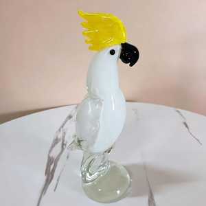 Figura de Cacatúa de Vidrio Soplado a Mano, Adorno Decorativo Navideño con Tema Animal, Color Blanco y Amarillo - Product Image 1
