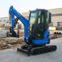 Mini-excavatrice compacte bleue sur chenilles avec cabine fermée, flèche hydraulique et godet de terrassement pour la construction et l'aménagement paysager