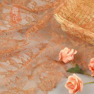 उच्च गुणवत्ता वाले नरम बुना हुआ पुष्प कढ़ाई 100% पॉलिएस्टर मिल्की फीता कपड़े दुल्हन शादी के कपड़े हेडस्कार्फ अनुकूलित - Product Image 2