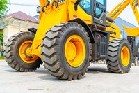 Chargeuse-pelleteuse compacte 5400 kg 4x4 avec godet d'excavation de 0,2 m³ et chargeur de 1 m³ pour la construction urbaine