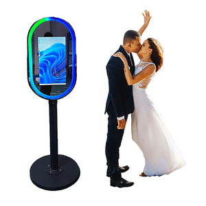 Photomaton professionnel en bois avec miroir LED magique, télécommande, design rétro en or métallique et ballons - Product Image 6