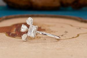 แหวนหมั้นเพชรทรงลูกแพร์สามเม็ดสำหรับผู้หญิง แหวนเพชร งานแฮนด์เมดเหนือกาลเวลา เพชรระยิบระยับ คลาสสิก - Product Image 3