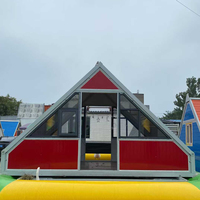 Maison conteneur pliable triangulaire de luxe sur mesure à 2 étages, résistante à la rouille et au vent, idéale pour les bureaux et les centres commerciaux