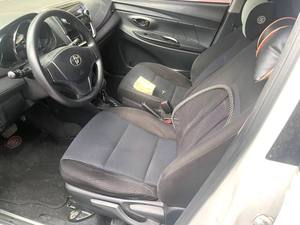 Toyota <span class=keywords><strong>Yaris</strong></span> L Sedán 2017 de <span class=keywords><strong>Segunda</strong></span> <span class=keywords><strong>Mano</strong></span>, 5 Plazas, Automático, Gasolina, con Cámara Trasera, Neumáticos R15, Asientos de Cuero - Product Image 3