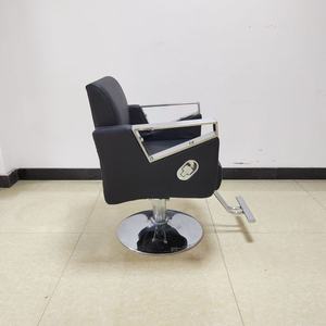 Silla de Estilista de Buena Calidad, Silla de Barbero Negra y Roja con Base Cuadrada Plateada y Reposapiés para Salón de Belleza - Product Image 4