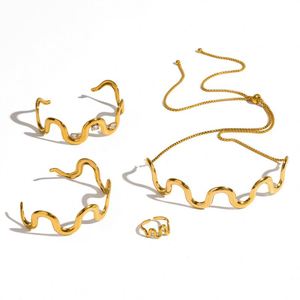 Conjunto de joyas para mujer, simple y elegante, en acero inoxidable, con colgantes de mariposa, corazón y flor, compuesto por un collar. - Product Image 4