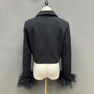Trajes de mujer <span class=keywords><strong>Blazer</strong></span> formal negro elegante con puños de piel de pluma de avestruz - Product Image 2