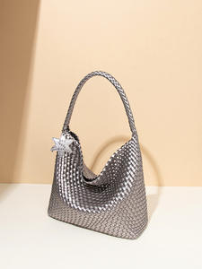 Bolso de mano tejido hecho a mano de lujo Bolso de hombro de gran tamaño de diseñador con encanto - Product Image 3