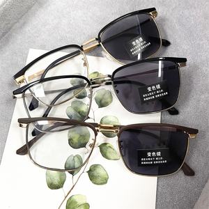 <span class=keywords><strong>Photochromic</strong></span> 렌즈 안티 블루 라이트 브라운 눈썹 골드 메탈 스퀘어 사진 안티 리플 광학 비즈니스 남성 전환 안경 - Product Image 3