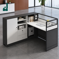 Poste de travail moderne et minimaliste avec panneaux d'écran et chaises pour bureau informatique et espace de travail multi-personnes