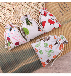 Pochette à cordon en coton biologique imprimée de fleurs avec motif de dessin animé, sacs cadeaux pour fêtes, Noël, anniversaires, famille et bijoux - Product Image 4