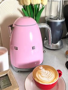 <span class=keywords><strong>Bouilloire</strong></span> électrique <span class=keywords><strong>SMEG</strong></span> style rétro des années 50, 7 tasses, avec arrêt automatique, base amovible <span class=keywords><strong>et</strong></span> indicateur de niveau d'eau, KLF03CRUS - Product Image 1
